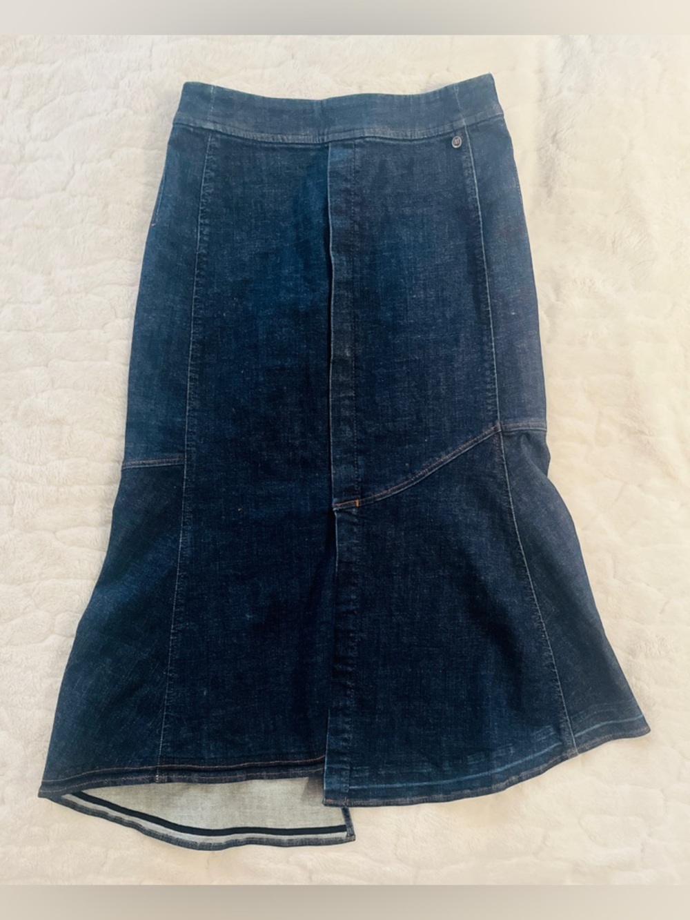MINE dark wash indigo denim midi skirt with a fit-and-flare silhouette. Sz.S